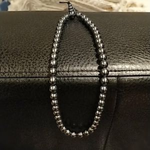 Black faux pearl stretchy necklace